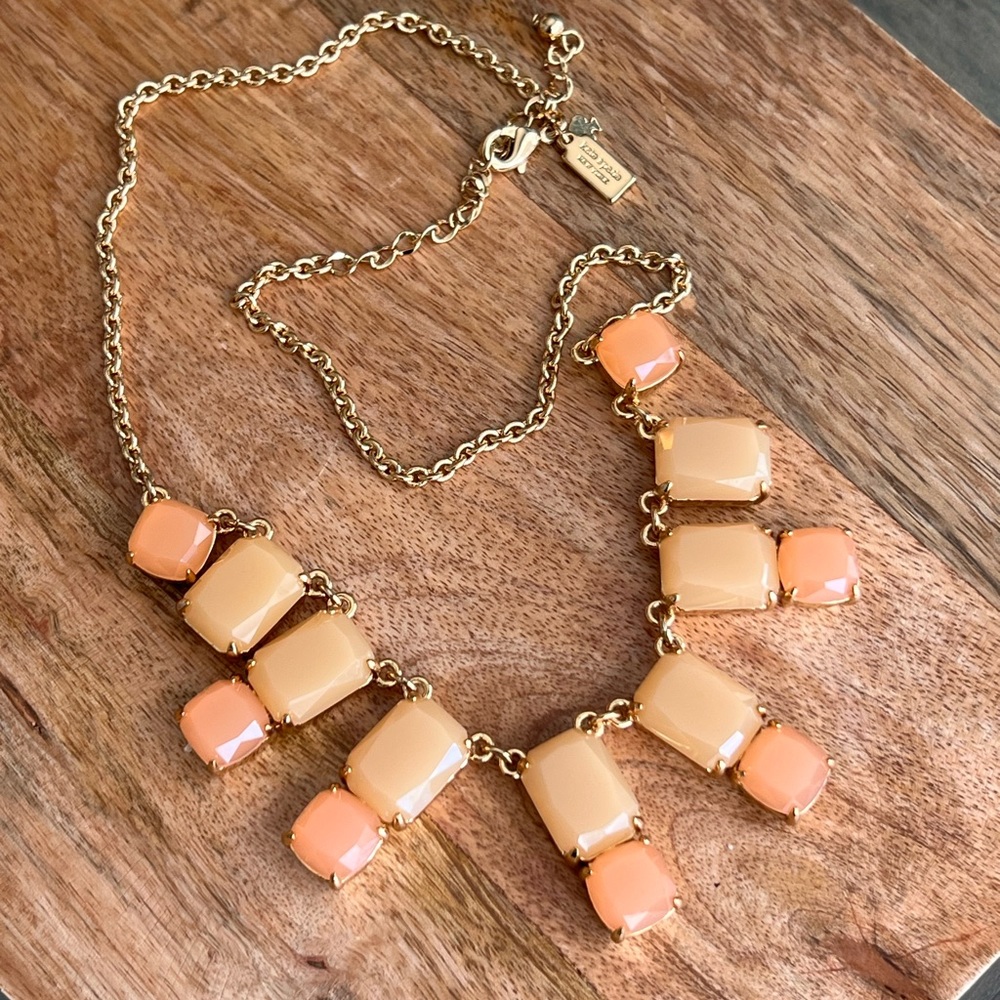 Beautiful beaded gold tone necklace.